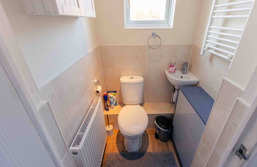 Andover House | 3 Bedrooms - Sleeps 8 - Wifi - 3 Car Parking