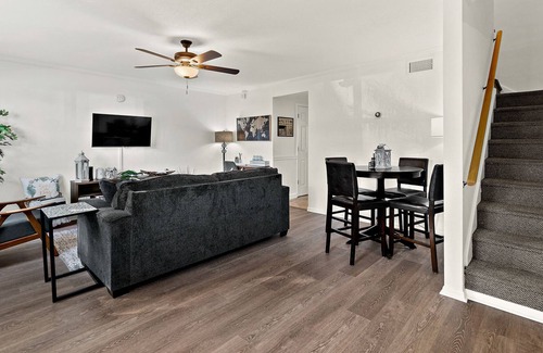 Cape Caneveral Beach Gardens House | 3 BR 1.5 BATH, Near Nasa, SpaceX, & 4 Blocks to Beach! 50 Minutes to Orlando.