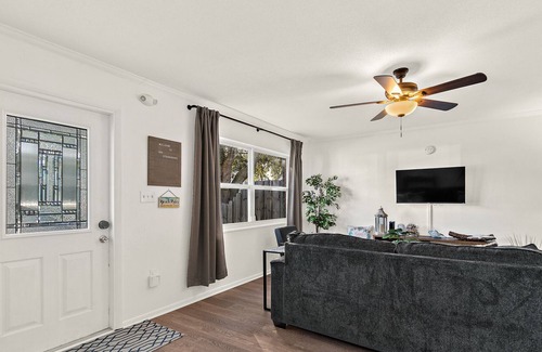 Cape Caneveral Beach Gardens House | 3 BR 1.5 BATH, Near Nasa, SpaceX, & 4 Blocks to Beach! 50 Minutes to Orlando.