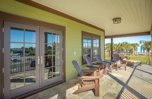 East End Condo | 3 BR 2 Bath Condo located in the town center - walk to shops and restaurants!