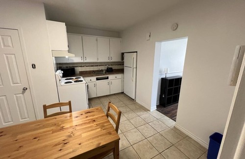 Saint-Jean-Baptiste Apartment | 3 BR Family Retreat: AC, Laundry & Walk to Grande Allée