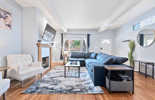 Shadyside Apartment | 3 BR home|Steps from Walnut Street w/Free parking!