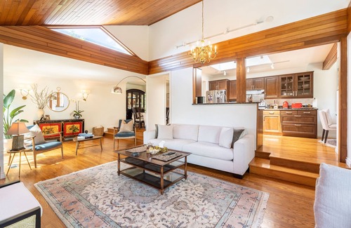 Upper Lonsdale House | 3 BR house in a true craftsman home in North Vancouver With DT View.