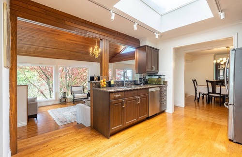 Upper Lonsdale House | 3 BR house in a true craftsman home in North Vancouver With DT View.