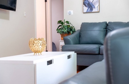Lawrence House | 3 BR Urban Retreat: 5 beds -King, Queen, 2 Twins & sofa bed 3mi to KU & Downtown