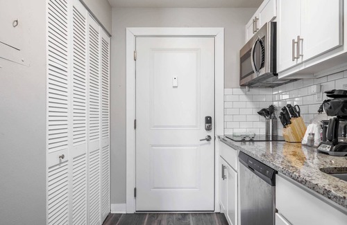 Chatham-Arch Apartment | 3 Combined Apartments - 4BR 3BA - Near Stadium