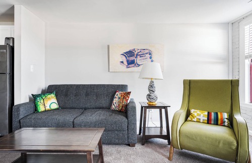 Chatham-Arch Apartment | 3 Combined Apartments - 4BR 3BA - Near Stadium