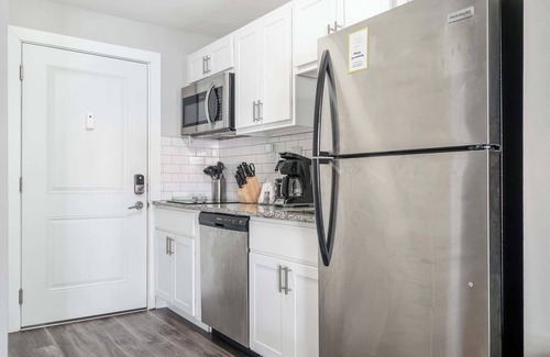 Chatham-Arch Apartment | 3 Combined Apartments - 4BR 3BA - Near Stadium