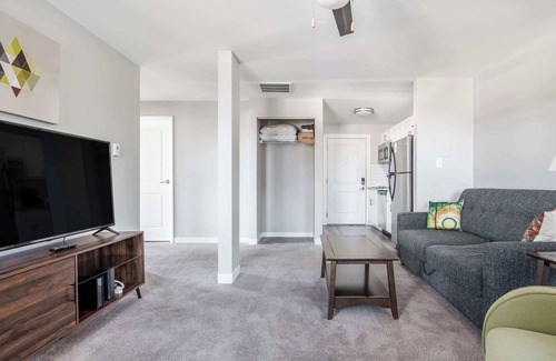 Chatham-Arch Apartment | 3 Combined Apartments - 4BR 3BA - Near Stadium