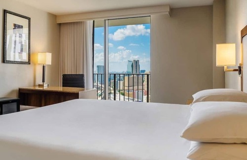 Downtown Miami Hotel | 3 Connecting Suites at a 4⭐️ Hotel