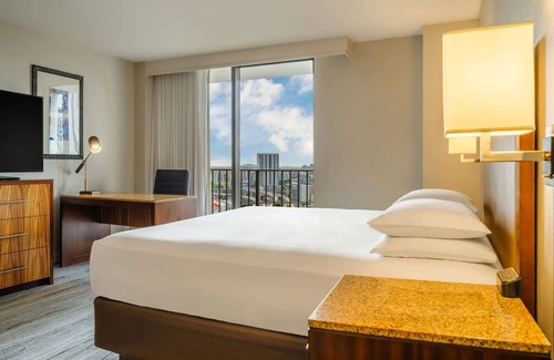 Downtown Miami Hotel | 3 Connecting Suites at a 4⭐️ Hotel