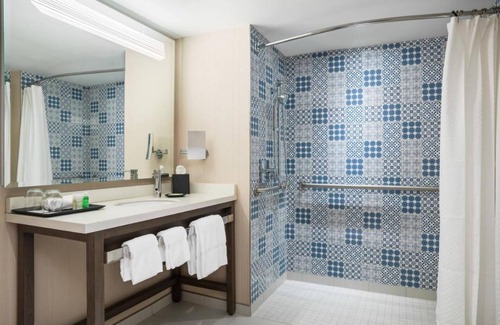 Downtown Cleveland Hotel | 3 Convenient Rooms Near Rock and Roll Hall of Fame w/Plush Bedding