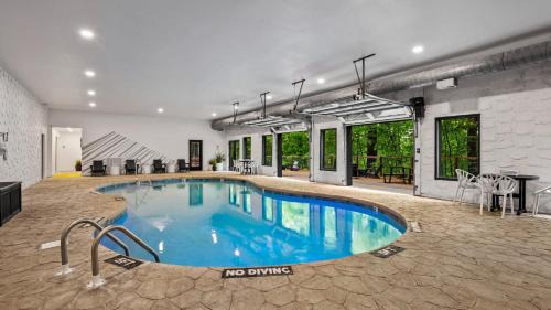 Caton House | 3 Firefly Mountain Suites by AvantStay 18 Guests Heated Pool Firepits Arcade Playground