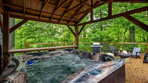 Caton House | 3 Firefly Mountain Suites by AvantStay 18 Guests Heated Pool Firepits Arcade Playground