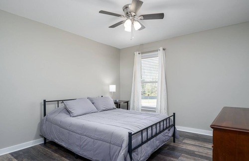 Acworth House | 3 FULL BATHS and newly renovated! Conviently located!