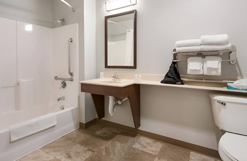 Wixom Hotel | 3 Home-Like Rooms w/Full Kitchen Perfect Owners - Enjoy Paradise Park!