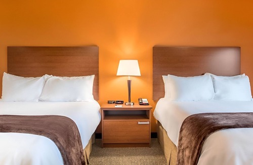 Wixom Hotel | 3 Home-Like Rooms w/Full Kitchen Perfect Owners - Enjoy Paradise Park!