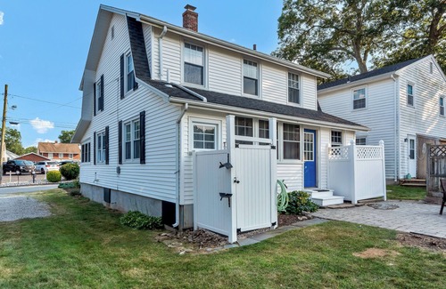 Niantic House | 3 Houses Off the Water at Private Black Point Beach newly furnished 4 bed