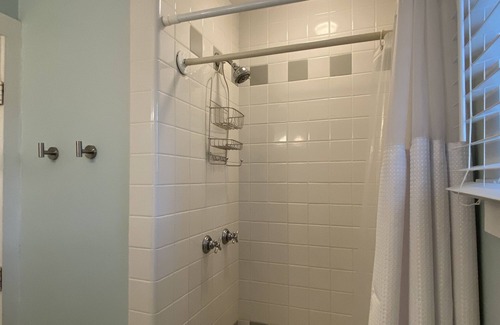 Seaside House | 3 HOUSES TO BEACH & 1 BLOCK TO TOWN IN SEASIDE! Better Days Guest Cottage