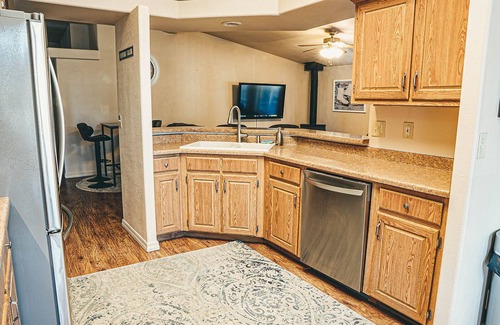 Flagstaff Cabin | 3 Kings + Bunkroom, Karaoke, Wood Stove on fenced 2.5 acre pine tree filled lot