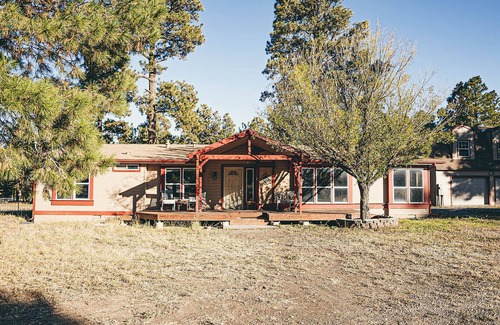 Flagstaff Cabin | 3 Kings + Bunkroom, Karaoke, Wood Stove on fenced 2.5 acre pine tree filled lot