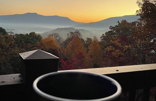 Young Harris Cabin | 3 KINGS! Long Range Views, Hot Tub, Fire Pit, Pool Table - 1 mile off HWY 76
