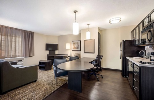 Clearwater Hotel | 3 Large Suites with Kitchens! Perfect for Family Getaway! Outdoor Pool & Parking