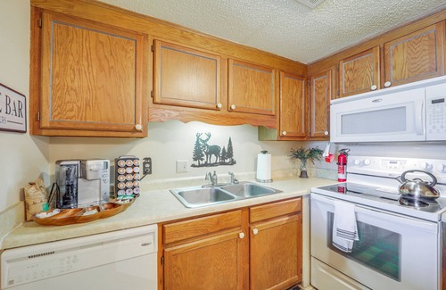 Sugar Mountain Condo | 3 Mi to Sugar Mtn Slopes! Condo w/Hot Tub & Pool