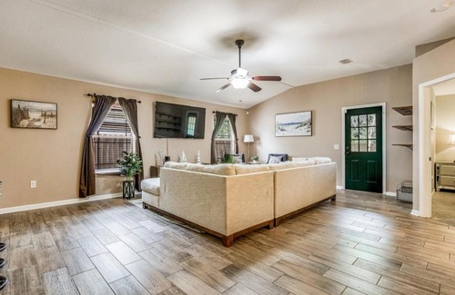 Navarre House | 3 Min to Beach Spacious&Stylish Fully Stocked Home