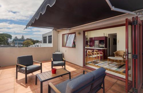 Orewa Apartment | 3 Minute Stroll To The Beach & Shops