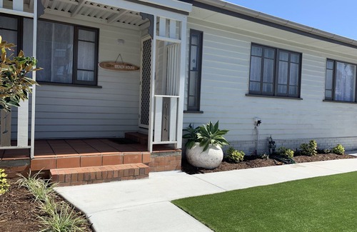Labrador House | 3 month+ stays Gold Coast Broadwater Cottage