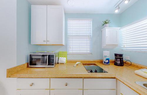 Bradenton Beach House | 3 Palms Cottage & Blue Turtle Bungalow