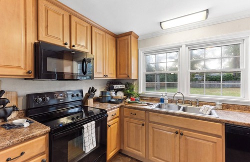 Perry House | 3 Queen Beds, 2 min to Fairgrounds, Fenced Yard