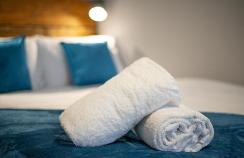 Llanelli Apartment | 3 RM Studio, Open-plan Living, Dining, & Kitchen