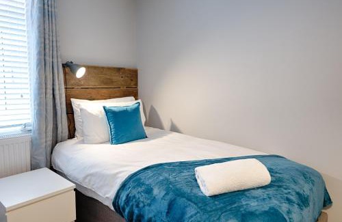 Llanelli Apartment | 3 RM Studio, Open-plan Living, Dining, & Kitchen