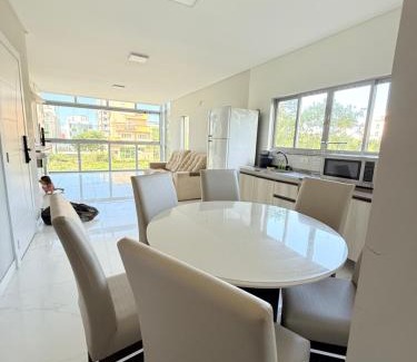 Mariscal Apartment | 3 suítes a 150m do mar na Praia Mariscal