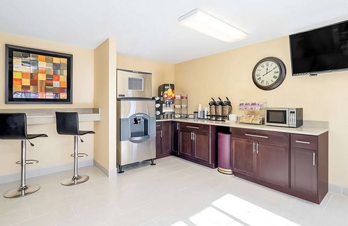 Lookout Valley Neighborhood Association Hotel | 3 Units with Free Parking, Near Ruby Falls, Pets Allowed! Pool