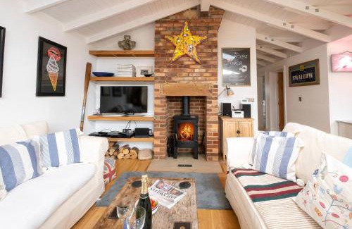 Thorpeness House | 3 Uplands, Thorpeness - Sleeps 3, Close to Beach, Boating Lake, Thorpeness Golf Club and Country Club - Aldeburgh Coastal Cottages