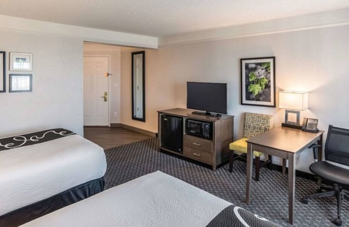 Ahwatukee Foothills House | 3 x 2 Double Beds Mobility Rm at La Quinta Inn by Wyndham Phoenix Chandler