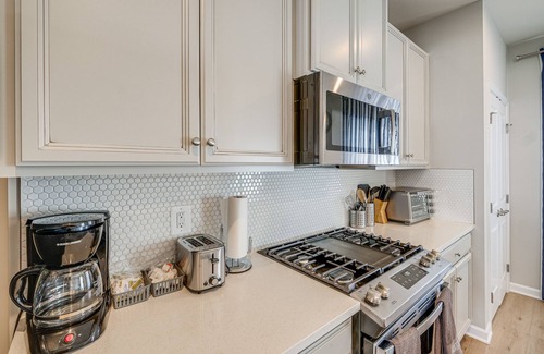 Dale City House | 30 Mi to Downtown DC: Charming Dale City Townhome!