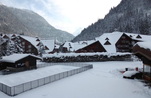 Les Contamines-Montjoie Apartment | 300m from ski slopes, 1st floor, view swimming pool, balcony, parking, tv, ski locker, 42m²
