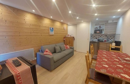 Mont-de-Lans Apartment | 300m from ski slopes, 3rd floor, balcony, tv, ski locker, 22m², Les 2 Alpes
