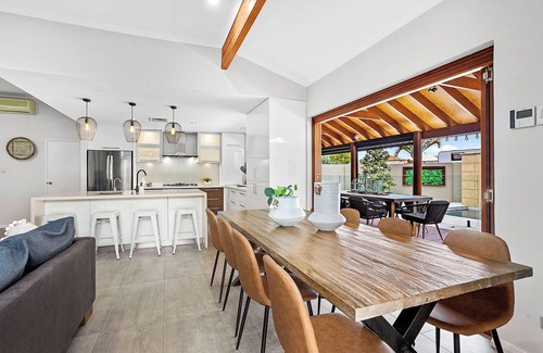 Hillarys House | 300m walk to the beach and cafes and shops