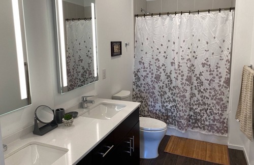 Eighth Avenue Condo | 301 Luxury Condo | 2BD | Pool | Gated Parking | Close to Downtown!