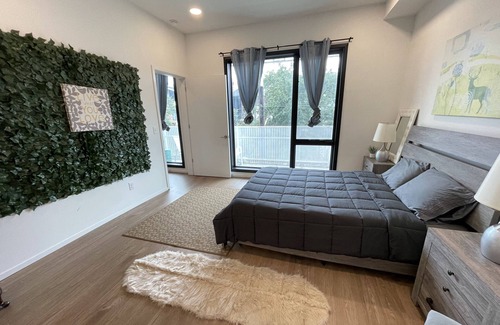 Eighth Avenue Condo | 301 Luxury Condo | 2BD | Pool | Gated Parking | Close to Downtown!