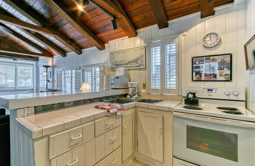 Avalon House | 304S: Budget-friendly Cottage, Open Floorplan Duplex, 2 Blocks to Beach, Shops +