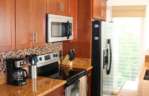 Kailua-Kona Condo | 306-AirCon. Upgraded Corner Unit w/Expansive Ocean Views and Extra Large Lanai.
