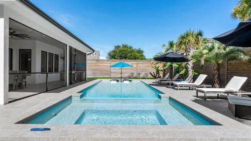 Gulfview Heights House | 30A Happy by the Sea by AvantStay Pool Golf Cart Bikes
