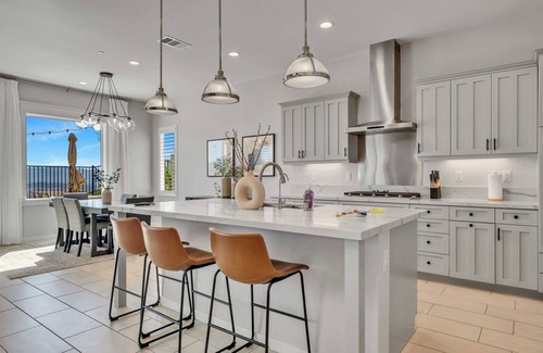 Canyon Country House | 30nights Min|Mainfloor Bedroom|Garage Access|Pet friendly|Natural Light #42174