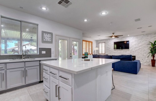 Silverado Ranch House | 31 Day Rental- Arcade & Game Oasis, Jacuzzi, Backyard Fun, and More!